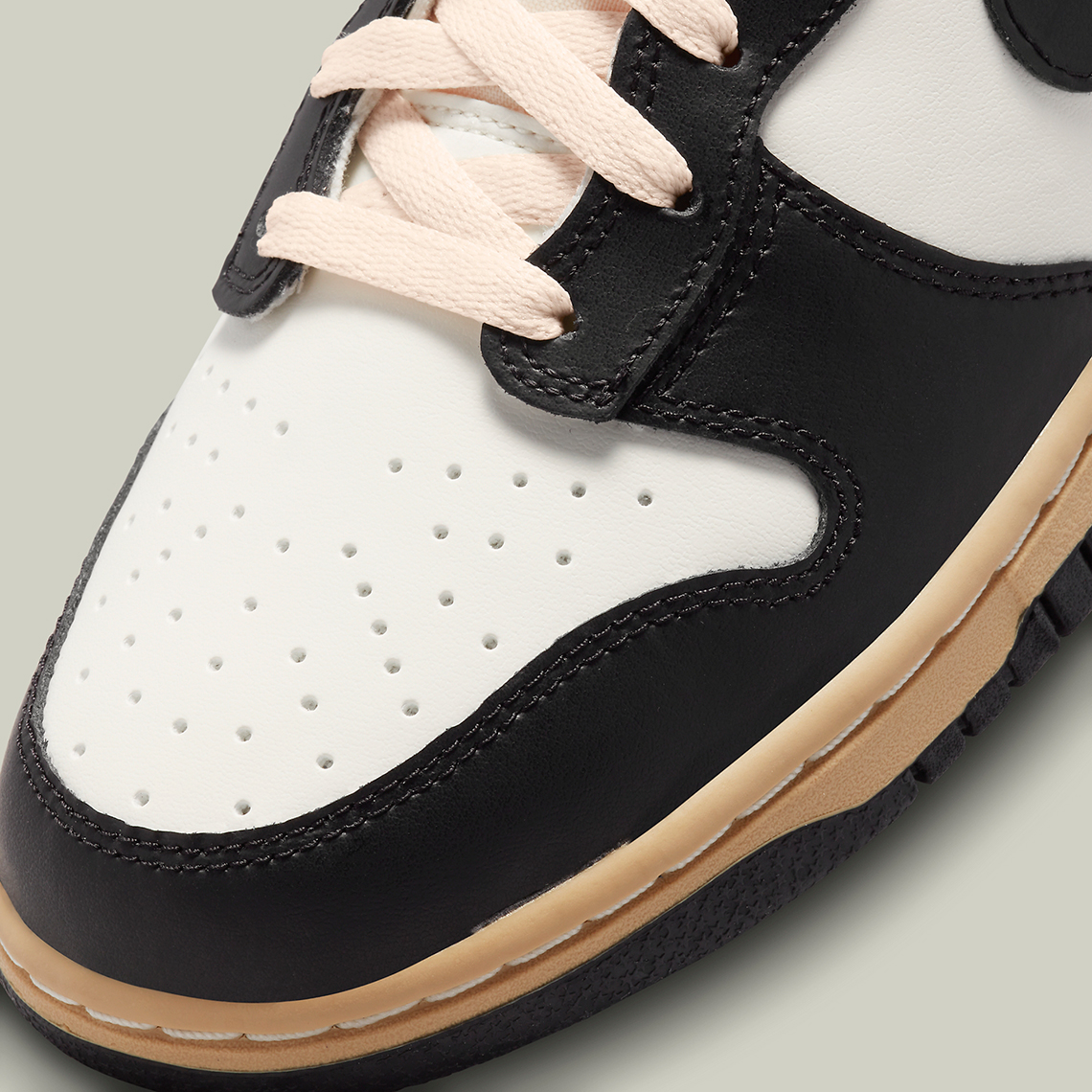 Một số hình ảnh của Nike Dunk High Vintage Black/White - 7