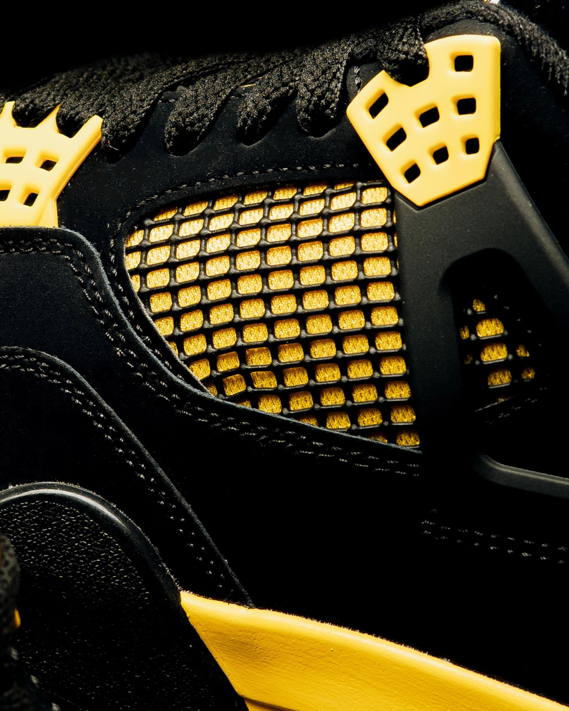 Một số hình ảnh mới nhất của mẫu giày Air Jordan 4 Thunder - 5