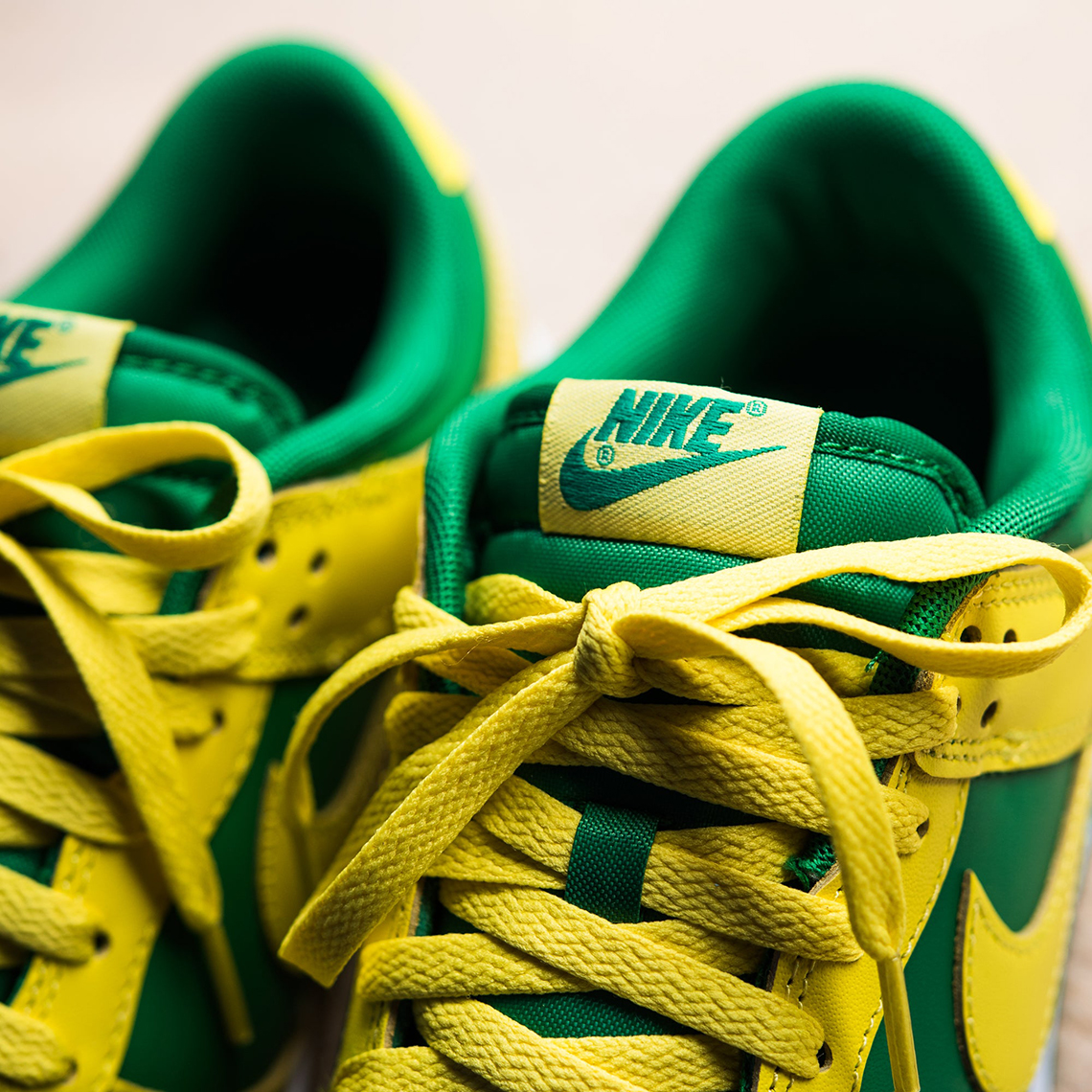 Một số hình ảnh mới nhất của Nike Dunk Low Reverse Brazil - 5