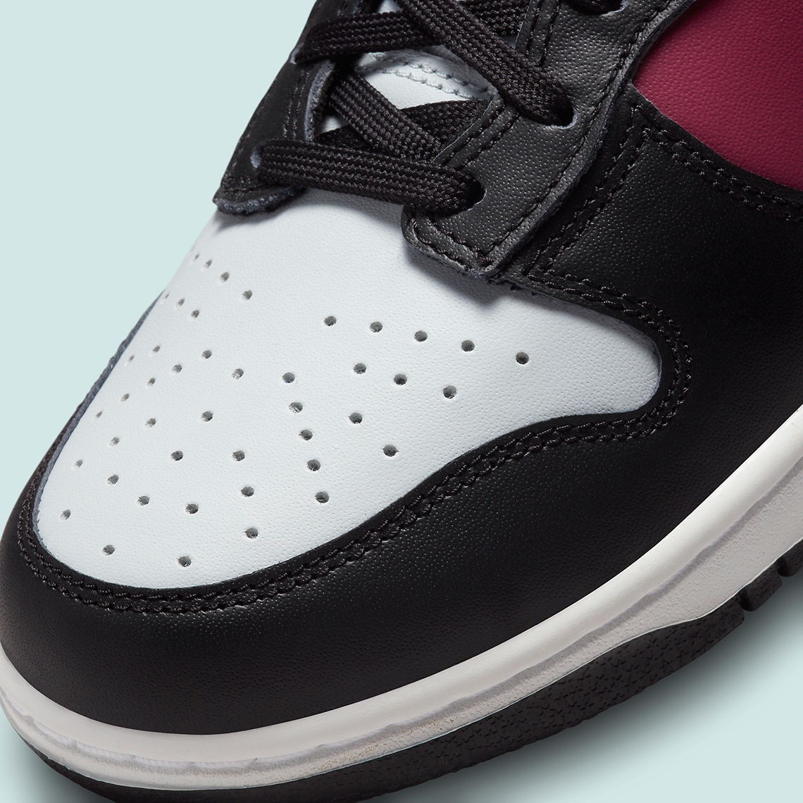 Một sự pha trộn của màu đen, trắng và maroon xuất hiện trên giày sneaker Nike Dunk High Black White Maroon - 8