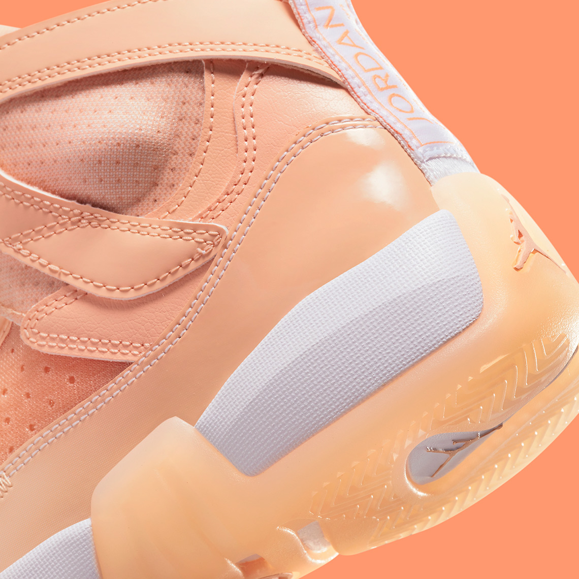 Một vài hình ảnh của đôi giày Jordan Two Trey Arctic Orange - 8