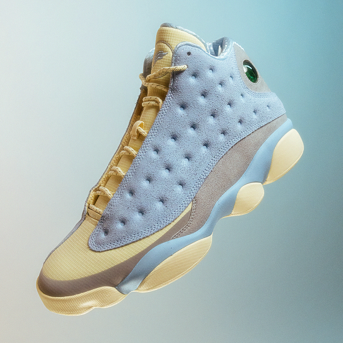 Một vài hình ảnh của đôi sneaker SoleFly Air Jordan 13 - 5