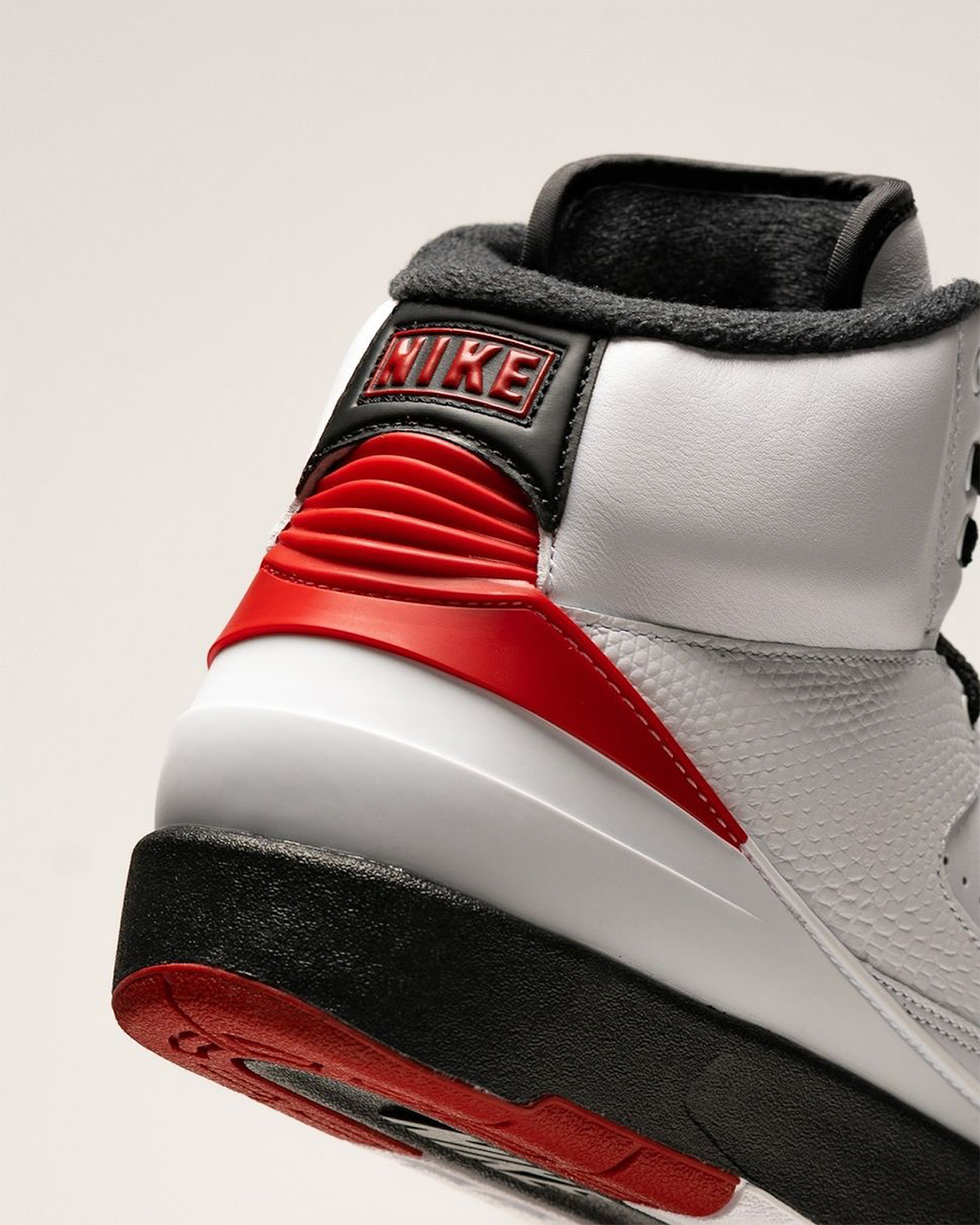 Một vài hình ảnh của mẫu Air Jordan 2 OG Chicago - 4