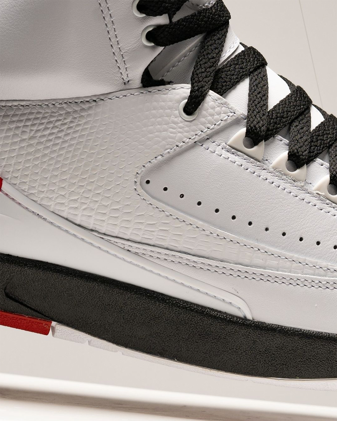 Một vài hình ảnh của mẫu Air Jordan 2 OG Chicago - 6