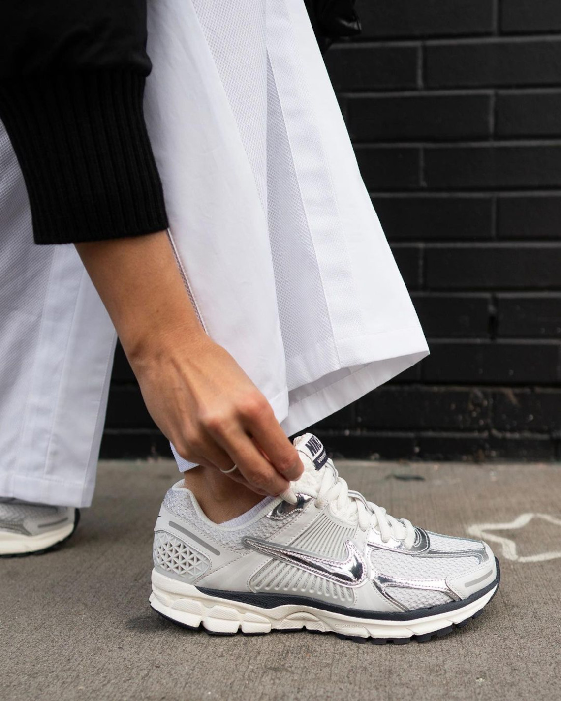 Mua giày sneaker thể thao nữ Nike Zoom Vomero 5 Silverware ở đâu? - 3