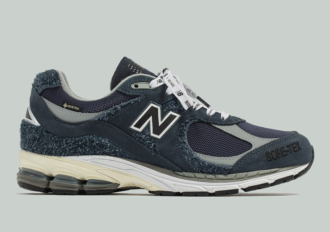 N.Hoolywood, Invincible và New Balance chính thức tiết lộ Blue Moon năm 2002R - 4