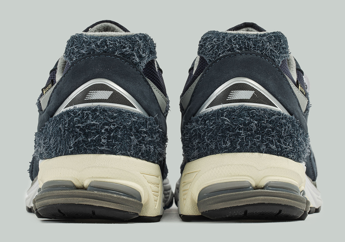 N.Hoolywood, Invincible và New Balance chính thức tiết lộ Blue Moon năm 2002R - 6