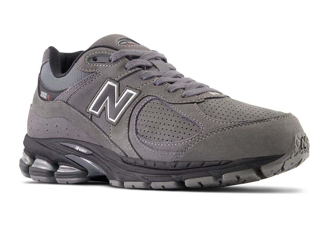 New Balance 2002R 'Castlerock': Lựa Chọn Thời Trang Màu Xám Trầm Cho Mùa Đông - 1