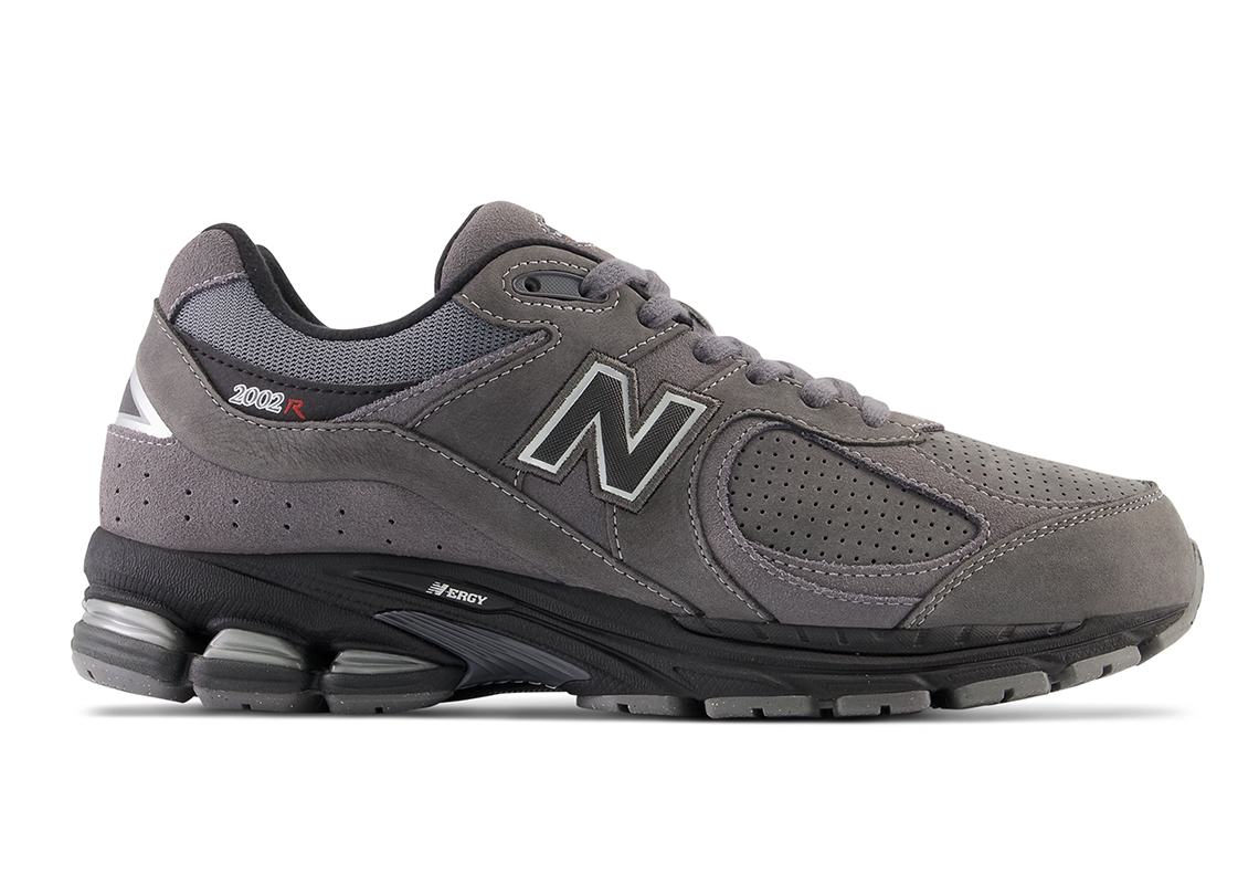 New Balance 2002R 'Castlerock': Lựa Chọn Thời Trang Màu Xám Trầm Cho Mùa Đông - 2