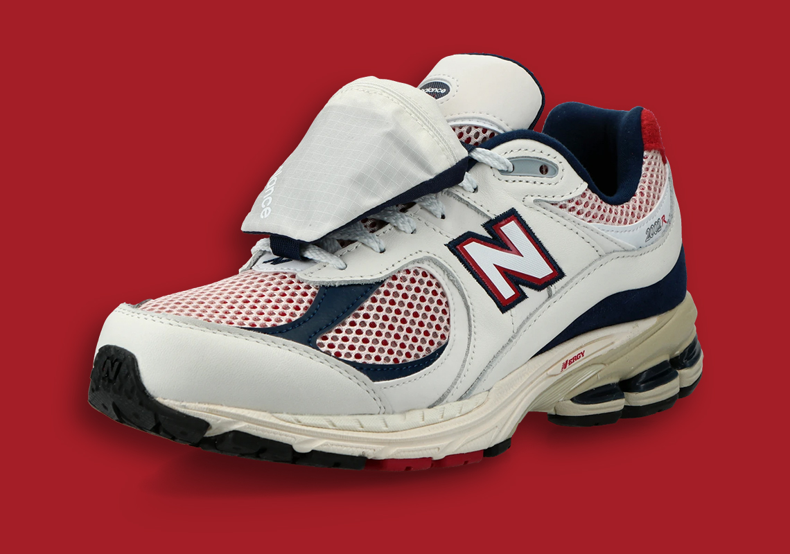 New Balance 2002R có tông màu trắng, đỏ và xanh nước biển - 1