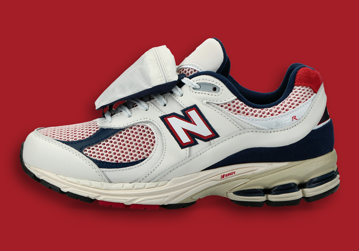 New Balance 2002R có tông màu trắng, đỏ và xanh nước biển - 2
