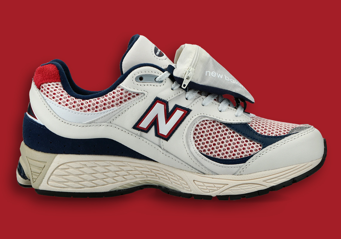 New Balance 2002R có tông màu trắng, đỏ và xanh nước biển - 3