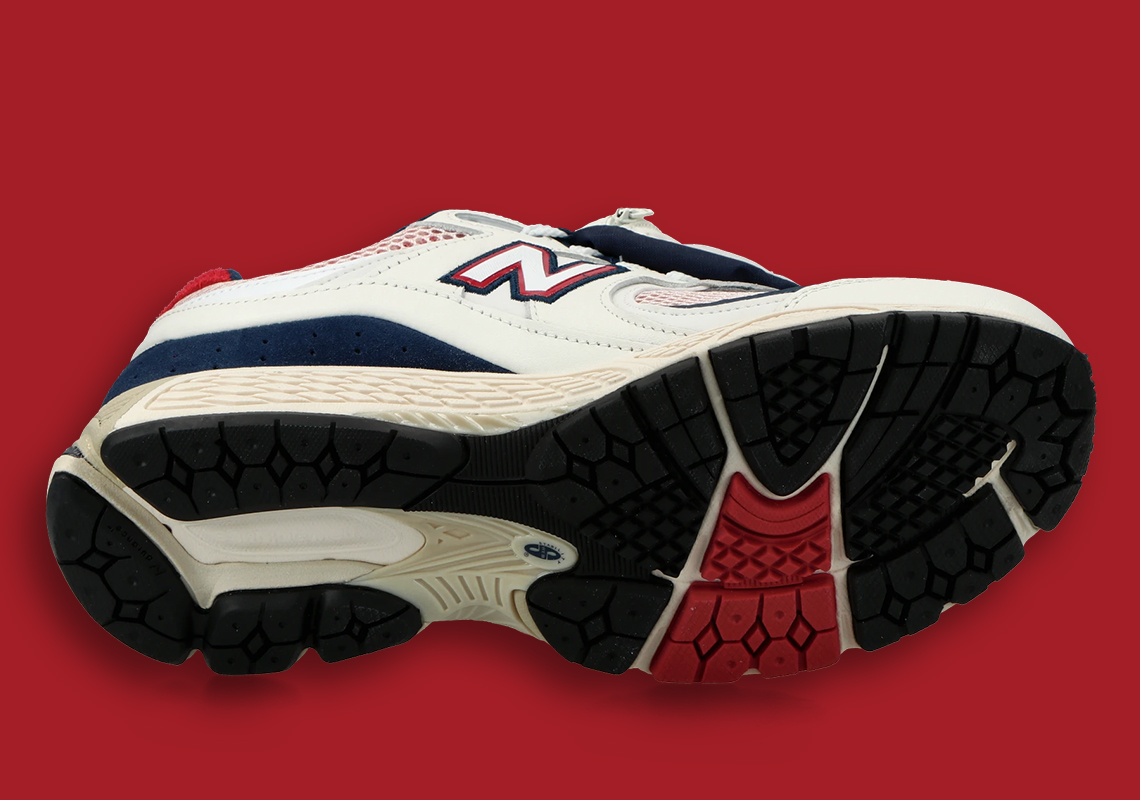 New Balance 2002R có tông màu trắng, đỏ và xanh nước biển - 5