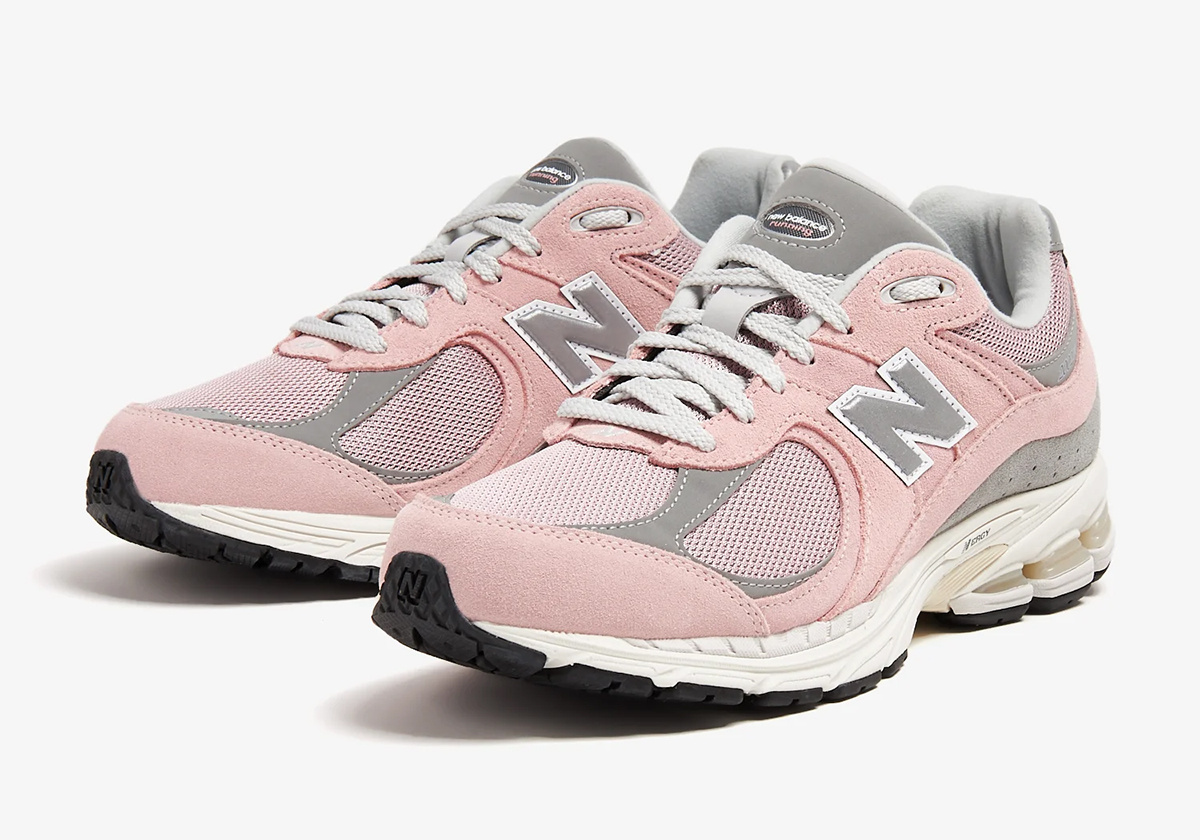 New Balance 2002R: Phối màu hồng pastel mới lạ