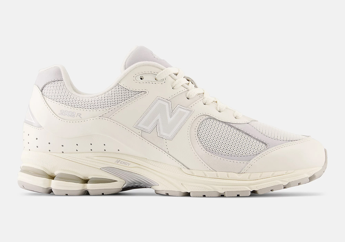 New Balance 2002R xuất hiện với vẻ ngoài trắng sạch sẽ - 1