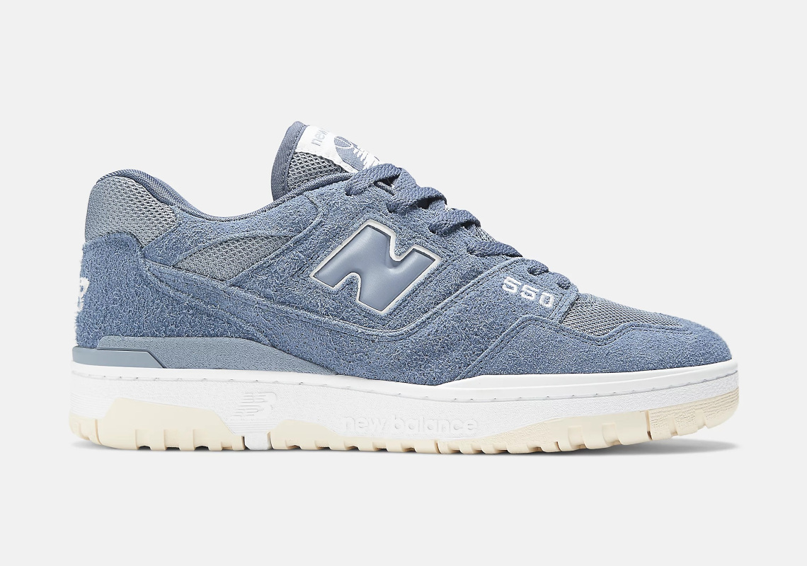 New Balance 550 Blue Suede: Phiên bản mới với chất liệu lông xù độc đáo | Sự chờ đợi cho ngày ra mắt! - 1