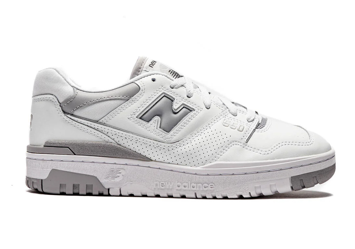New Balance 550 dành cho nữ này kết hợp màu trắng và bạc để tạo nên vẻ ngoài linh hoạt - 2