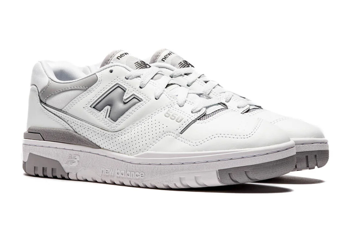 New Balance 550 dành cho nữ này kết hợp màu trắng và bạc để tạo nên vẻ ngoài linh hoạt - 3