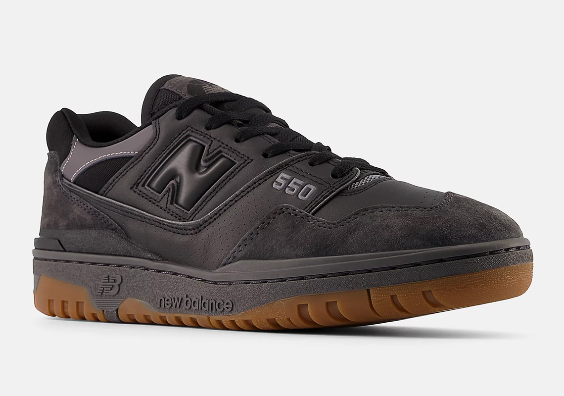  New Balance 550 với màu đen và đế cao su