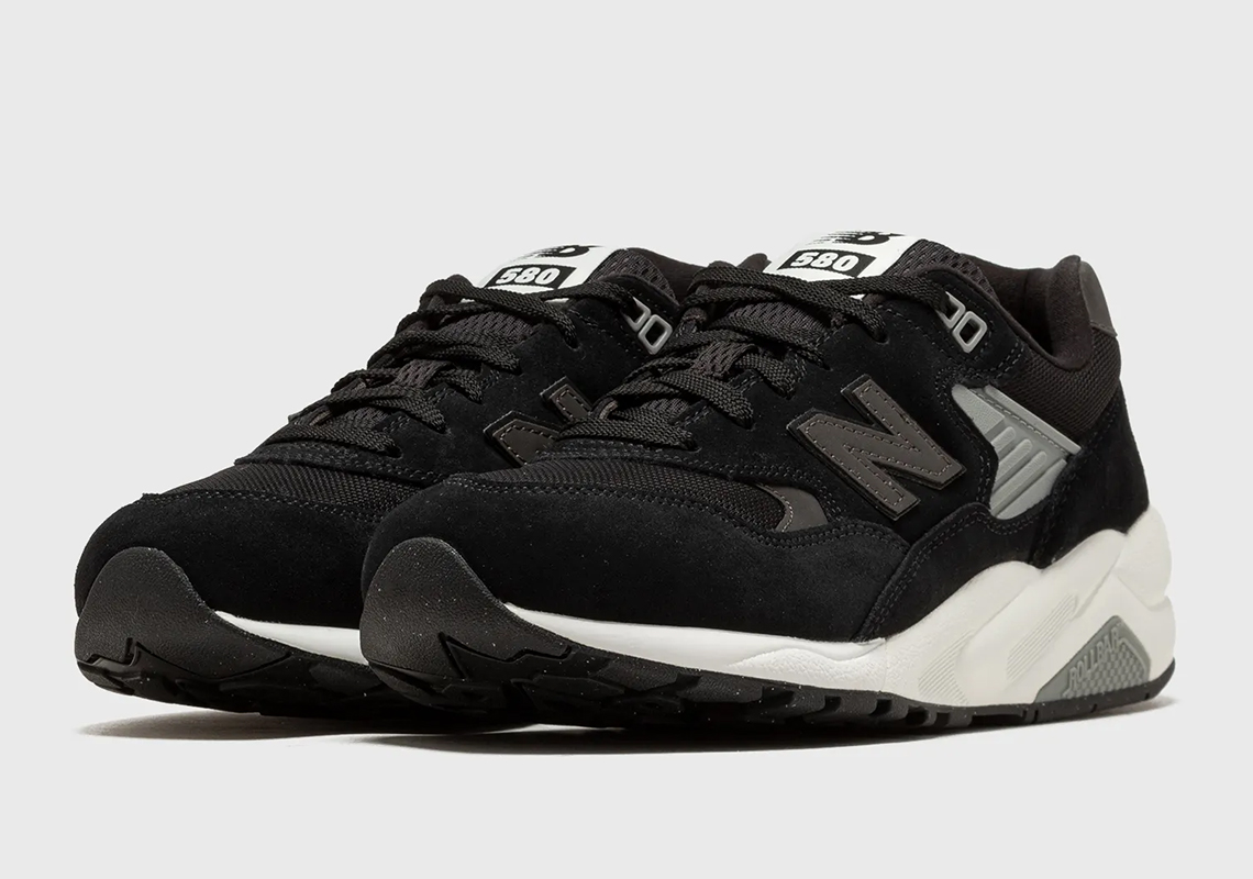 New Balance 580: Sự trang nhã của màu đen và trắng - 1