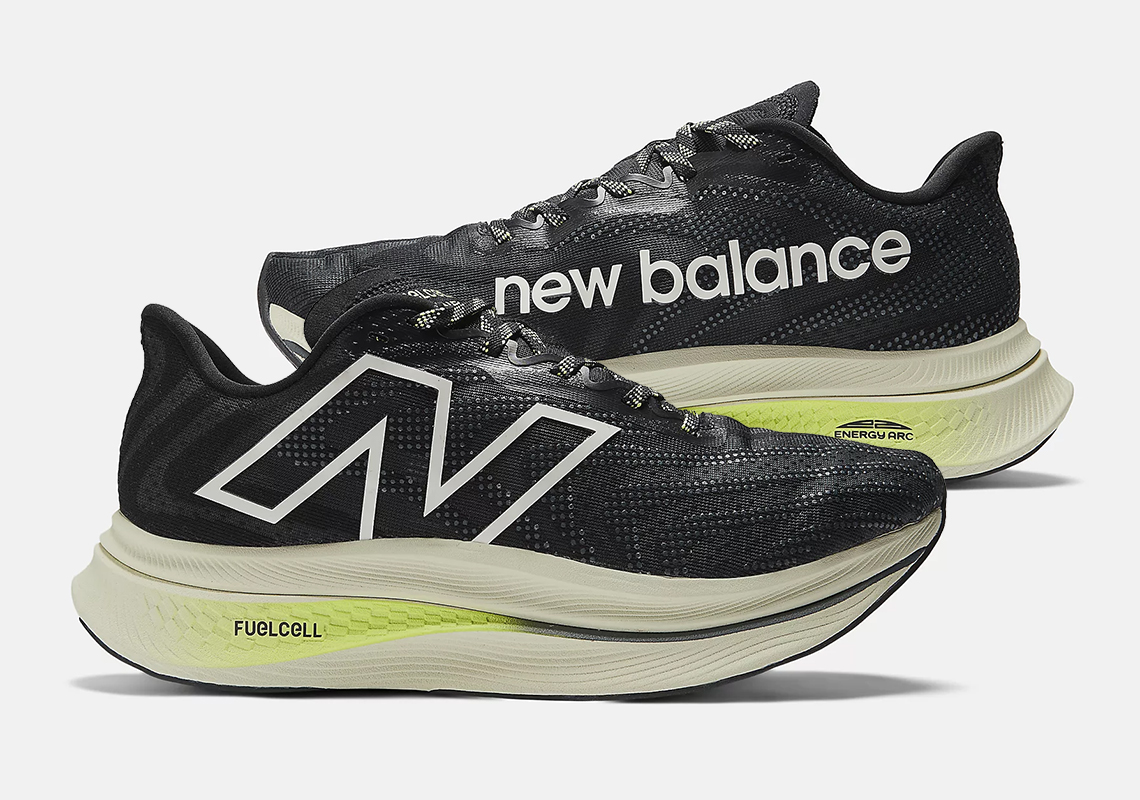 New Balance FuelCell SuperComp Trainer v2: Giày chạy marathon đa năng với thiết kế mới màu đen - 1