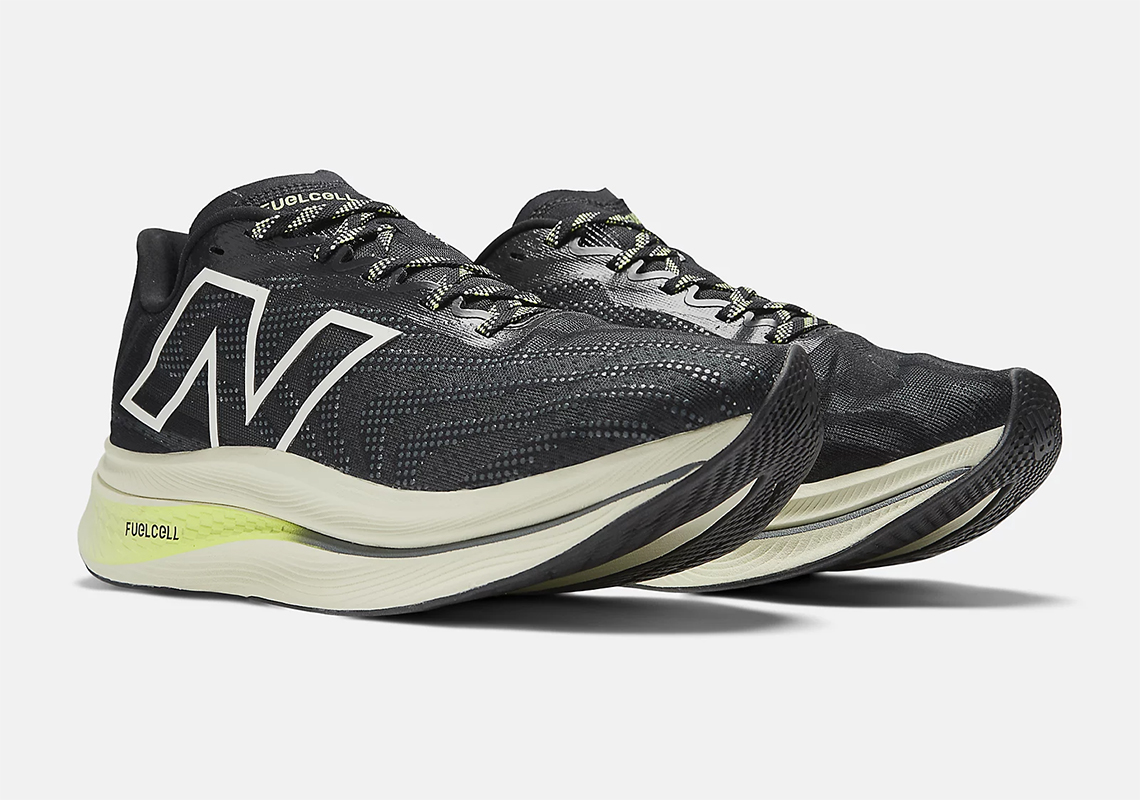 New Balance FuelCell SuperComp Trainer v2: Giày chạy marathon đa năng với thiết kế mới màu đen - 2