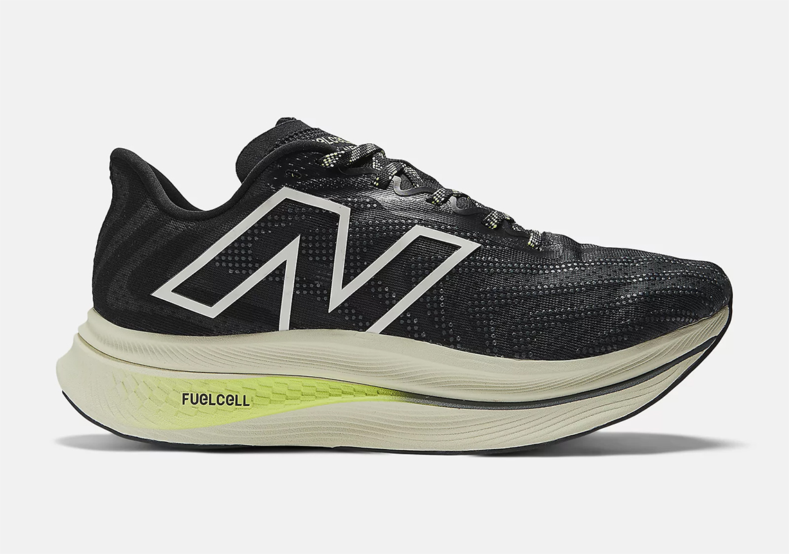 New Balance FuelCell SuperComp Trainer v2: Giày chạy marathon đa năng với thiết kế mới màu đen - 3
