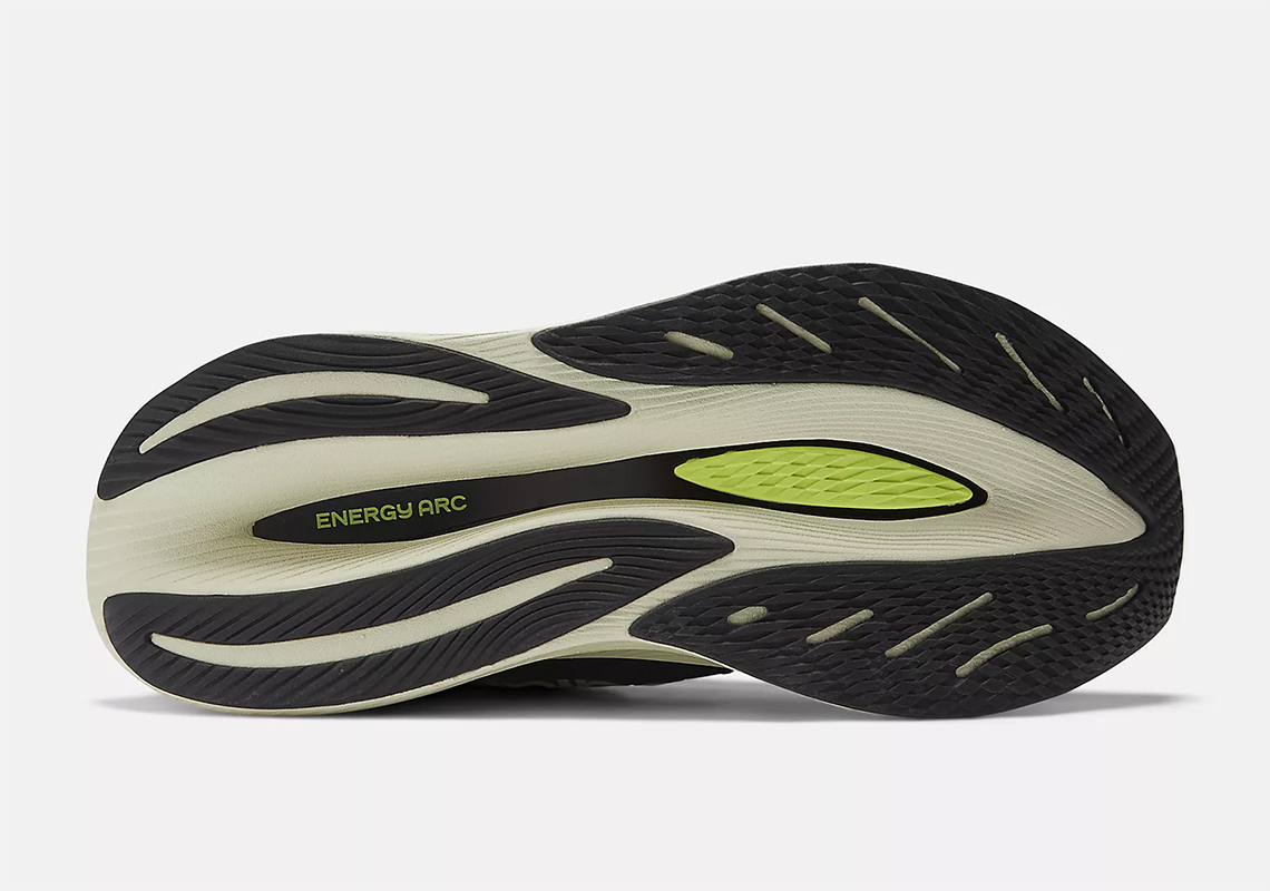 New Balance FuelCell SuperComp Trainer v2: Giày chạy marathon đa năng với thiết kế mới màu đen - 6