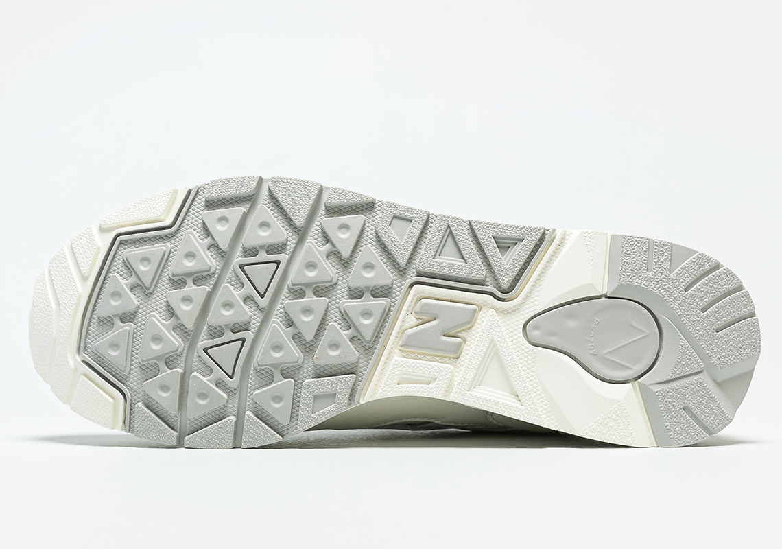 New Balance nổi bật với phong cách toàn màu trắng - 5