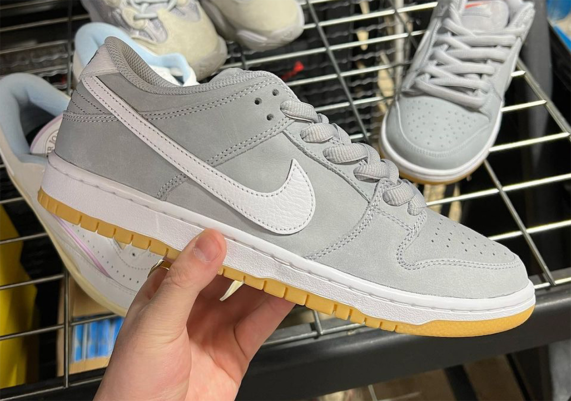 Nhãn Swooshes Orange mở rộng với Nike SB Dunk Low Grey/Gum - 1