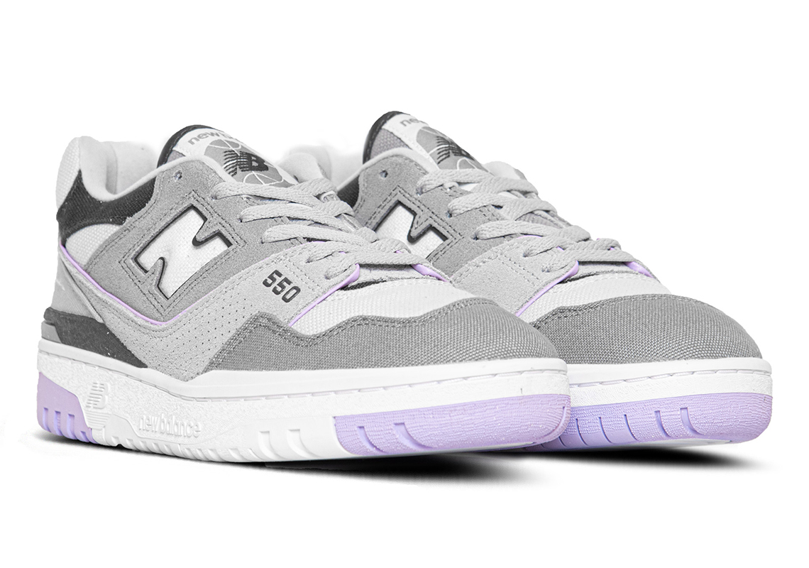 Nhiều màu xám khác nhau đi kèm với màu tím nhạt trên New Balance 550 - 1