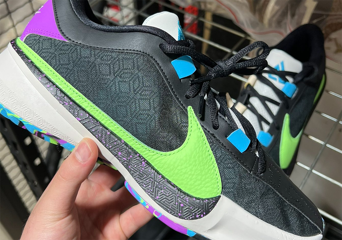 Những chi tiết màu xanh lá cây, tím và xanh lam trên giày Nike Zoom Freak 5 - 1