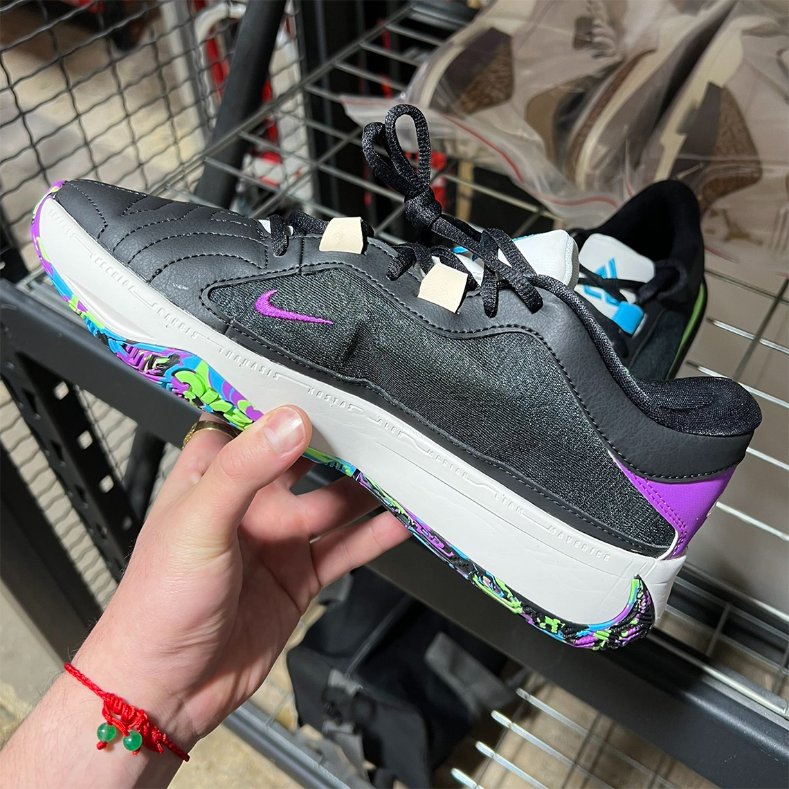 Những chi tiết màu xanh lá cây, tím và xanh lam trên giày Nike Zoom Freak 5 - 2