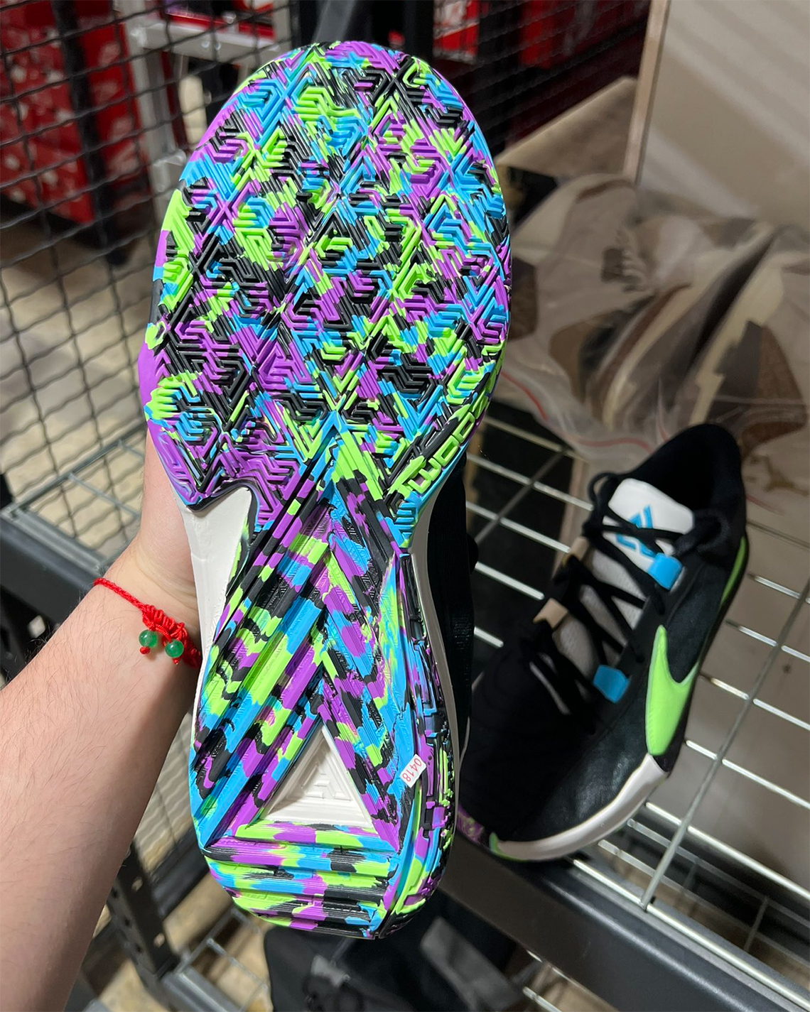 Những chi tiết màu xanh lá cây, tím và xanh lam trên giày Nike Zoom Freak 5 - 3