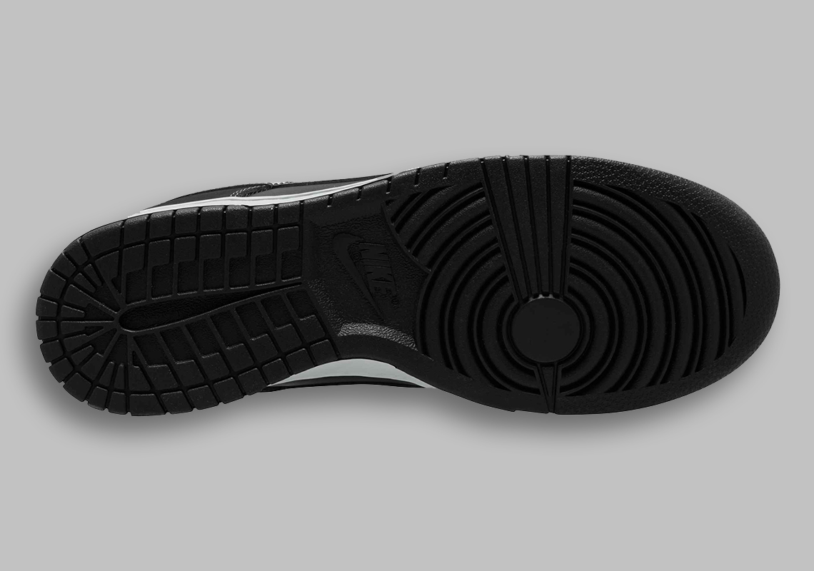 Những chiếc móc khóa bằng khí tô điểm cho chiếc Nike Dunk Low màu đen trên nền trắng này - 4