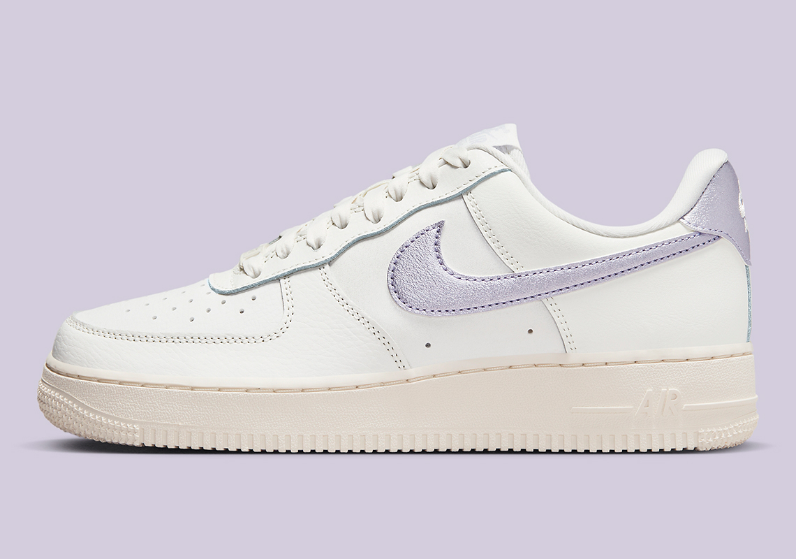 Những chiếc móc khóa bằng kim loại màu tím bao phủ một đôi giày Nike Air Force 1 màu trung tính - 1