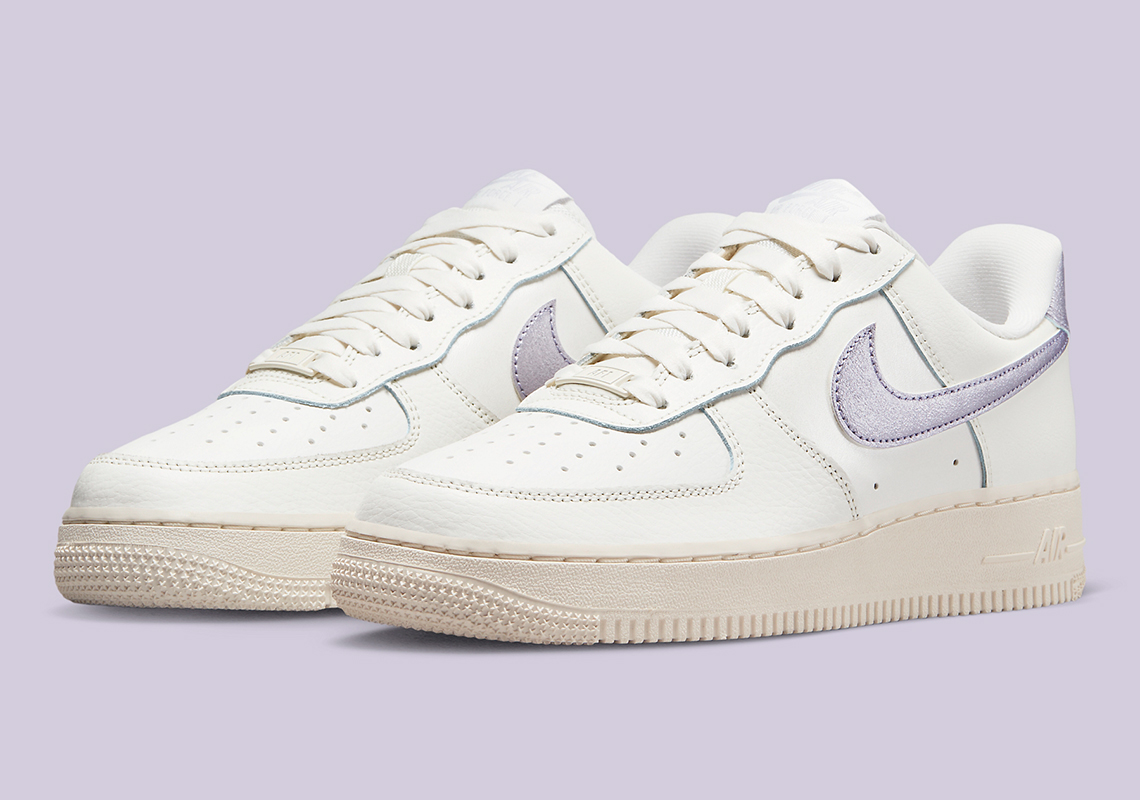Những chiếc móc khóa bằng kim loại màu tím bao phủ một đôi giày Nike Air Force 1 màu trung tính - 2
