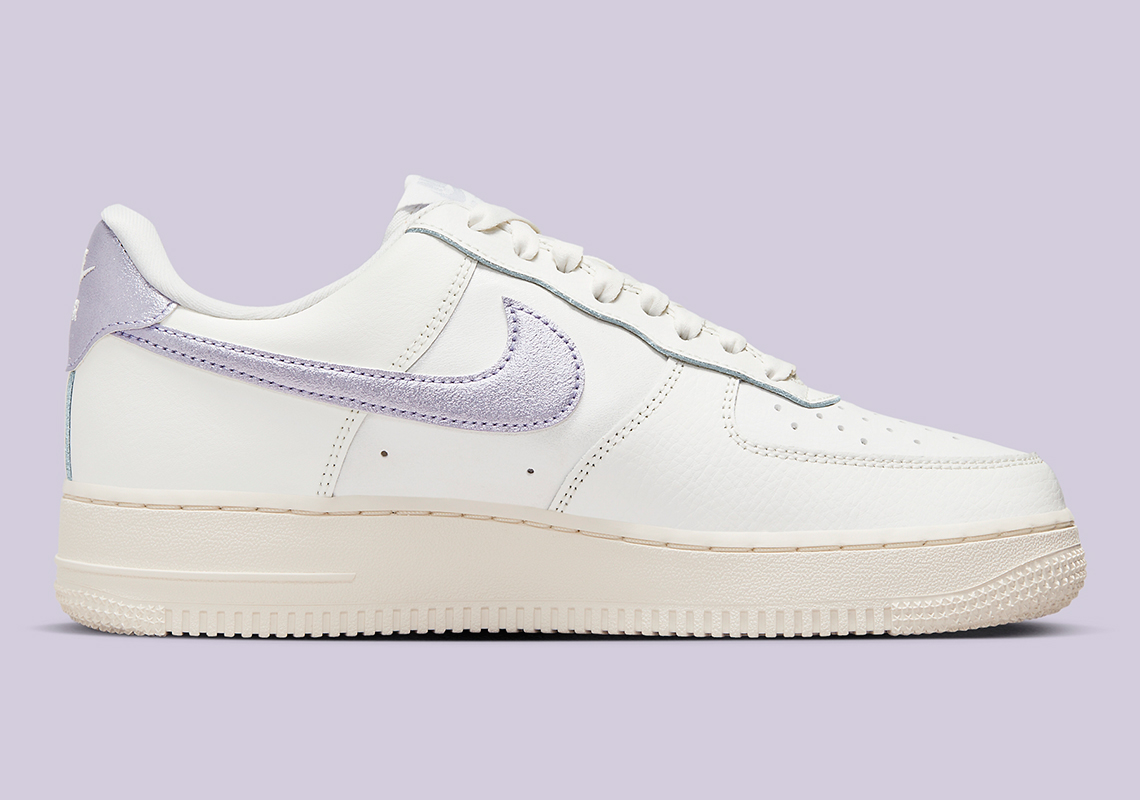 Những chiếc móc khóa bằng kim loại màu tím bao phủ một đôi giày Nike Air Force 1 màu trung tính - 3