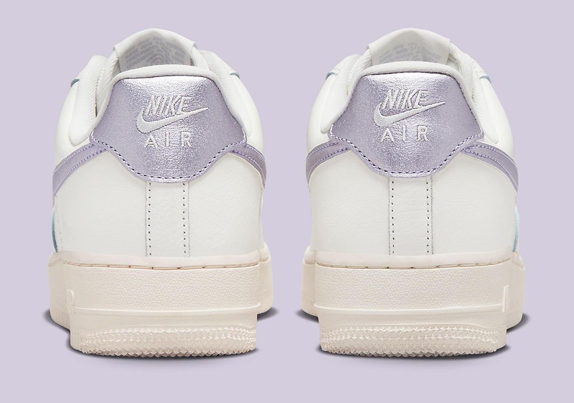 Những chiếc móc khóa bằng kim loại màu tím bao phủ một đôi giày Nike Air Force 1 màu trung tính - 4
