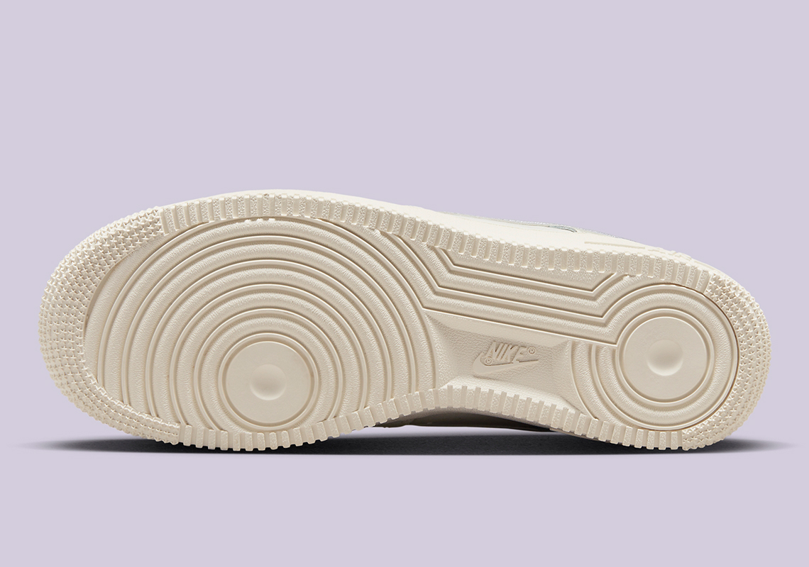 Những chiếc móc khóa bằng kim loại màu tím bao phủ một đôi giày Nike Air Force 1 màu trung tính - 5