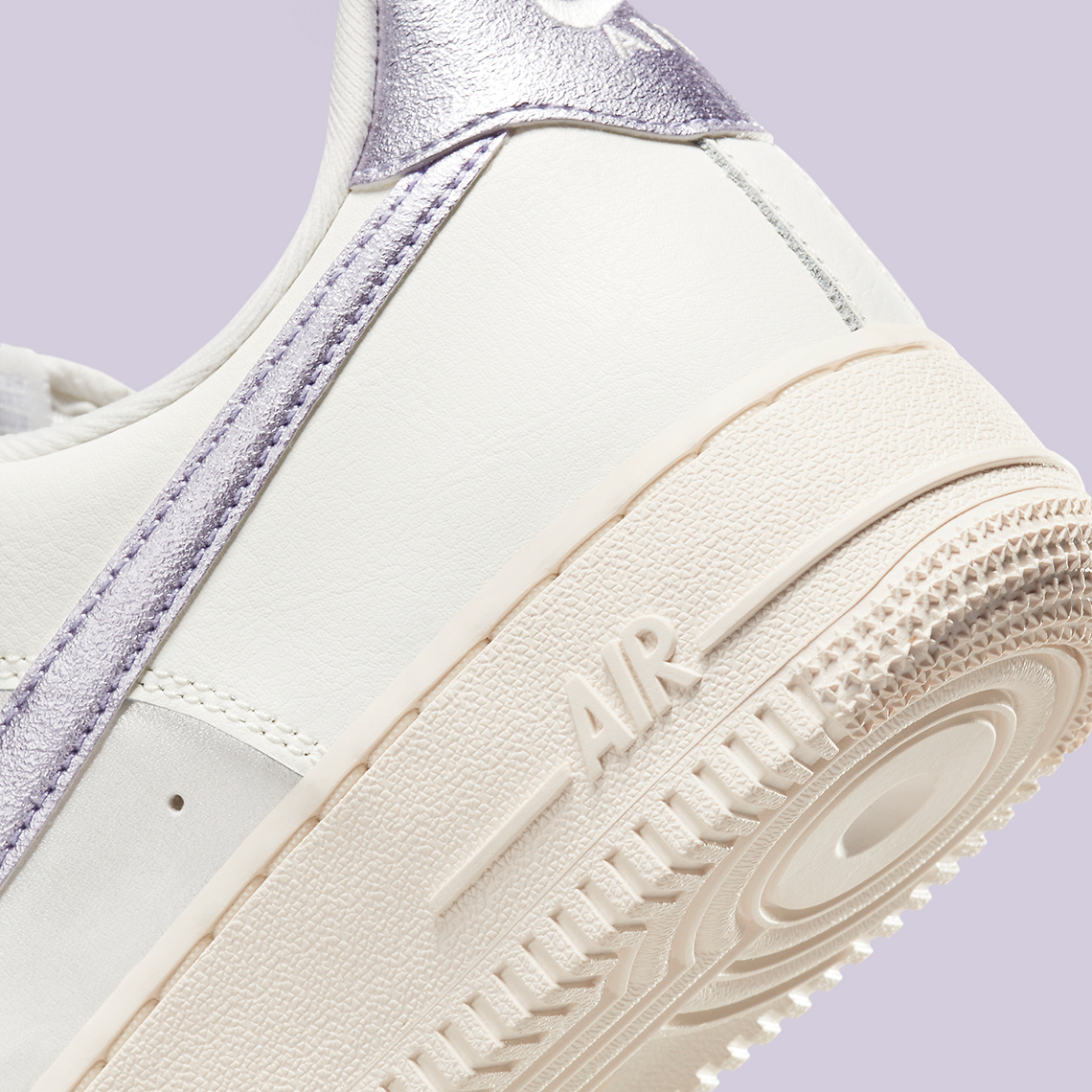Những chiếc móc khóa bằng kim loại màu tím bao phủ một đôi giày Nike Air Force 1 màu trung tính - 7
