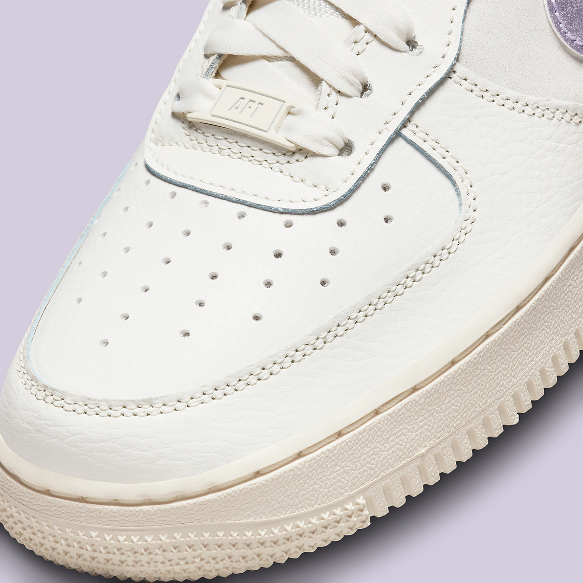 Những chiếc móc khóa bằng kim loại màu tím bao phủ một đôi giày Nike Air Force 1 màu trung tính - 8