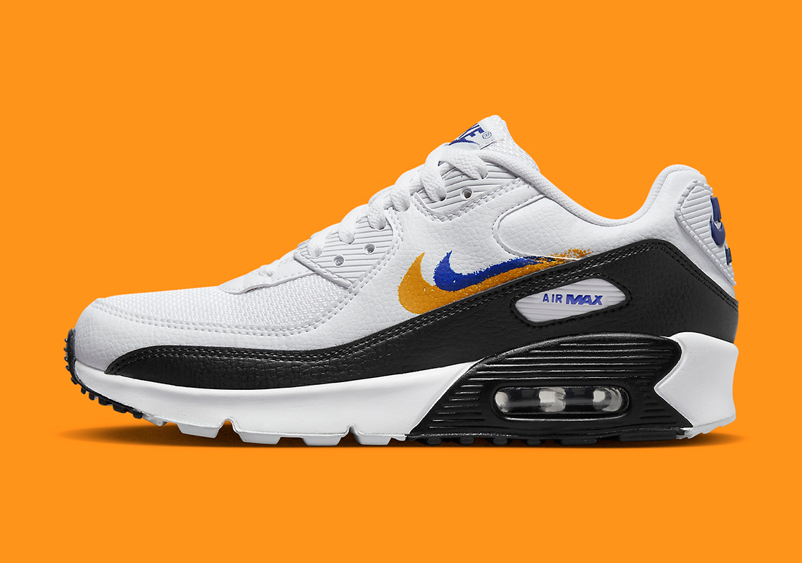 Những đường xoáy màu cam và xanh lam được vẽ tinh nghịch trên Nike Air Max 90 - 1