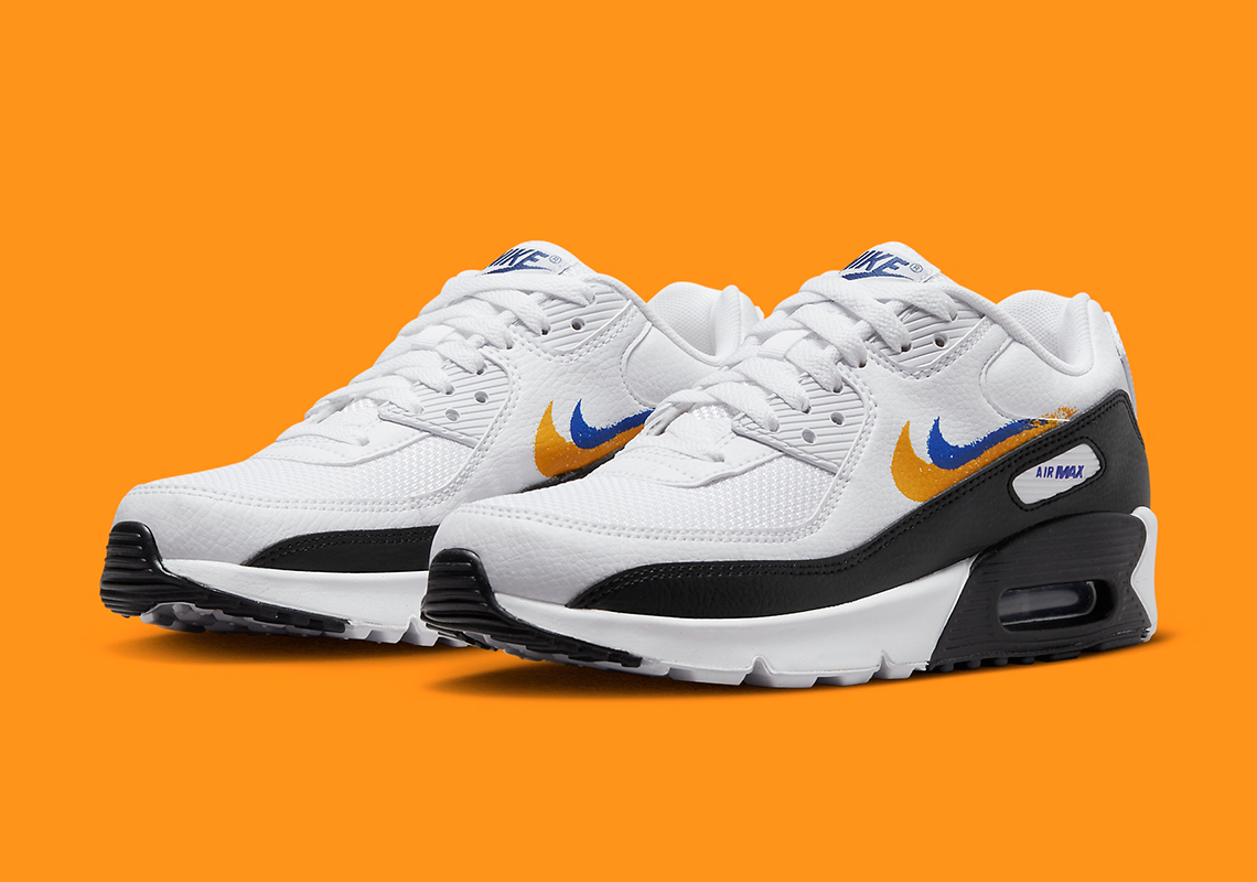 Những đường xoáy màu cam và xanh lam được vẽ tinh nghịch trên Nike Air Max 90 - 2
