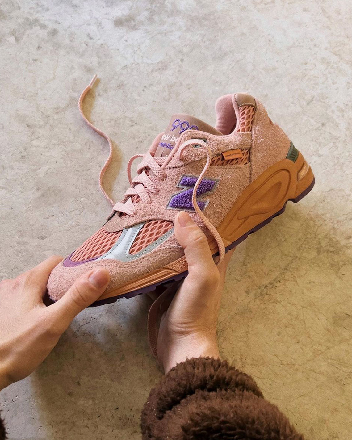 Những hình ảnh chi tiết của mẫu giày sneaker Salehe Bembury x New Balance 990v2 - 2