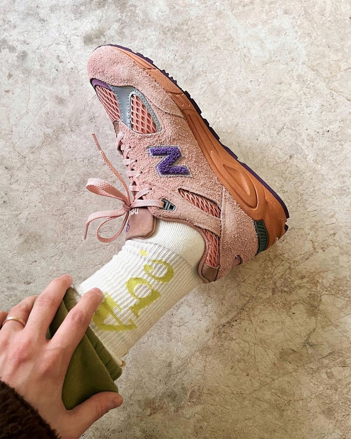 Những hình ảnh chi tiết của mẫu giày sneaker Salehe Bembury x New Balance 990v2 - 3