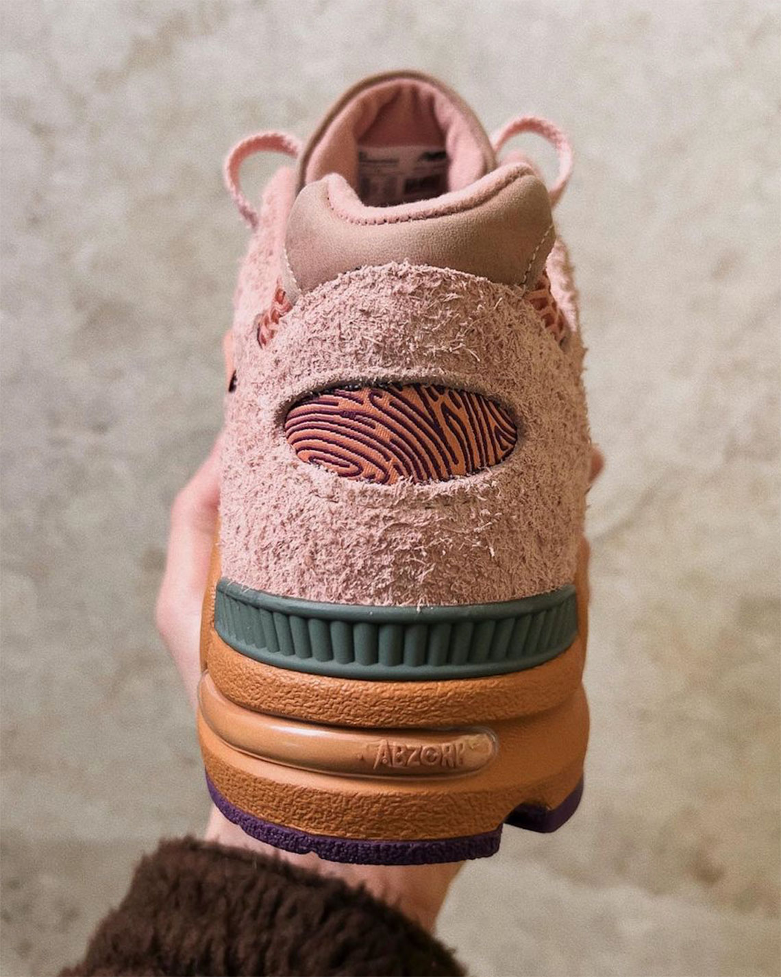 Những hình ảnh chi tiết của mẫu giày sneaker Salehe Bembury x New Balance 990v2 - 6