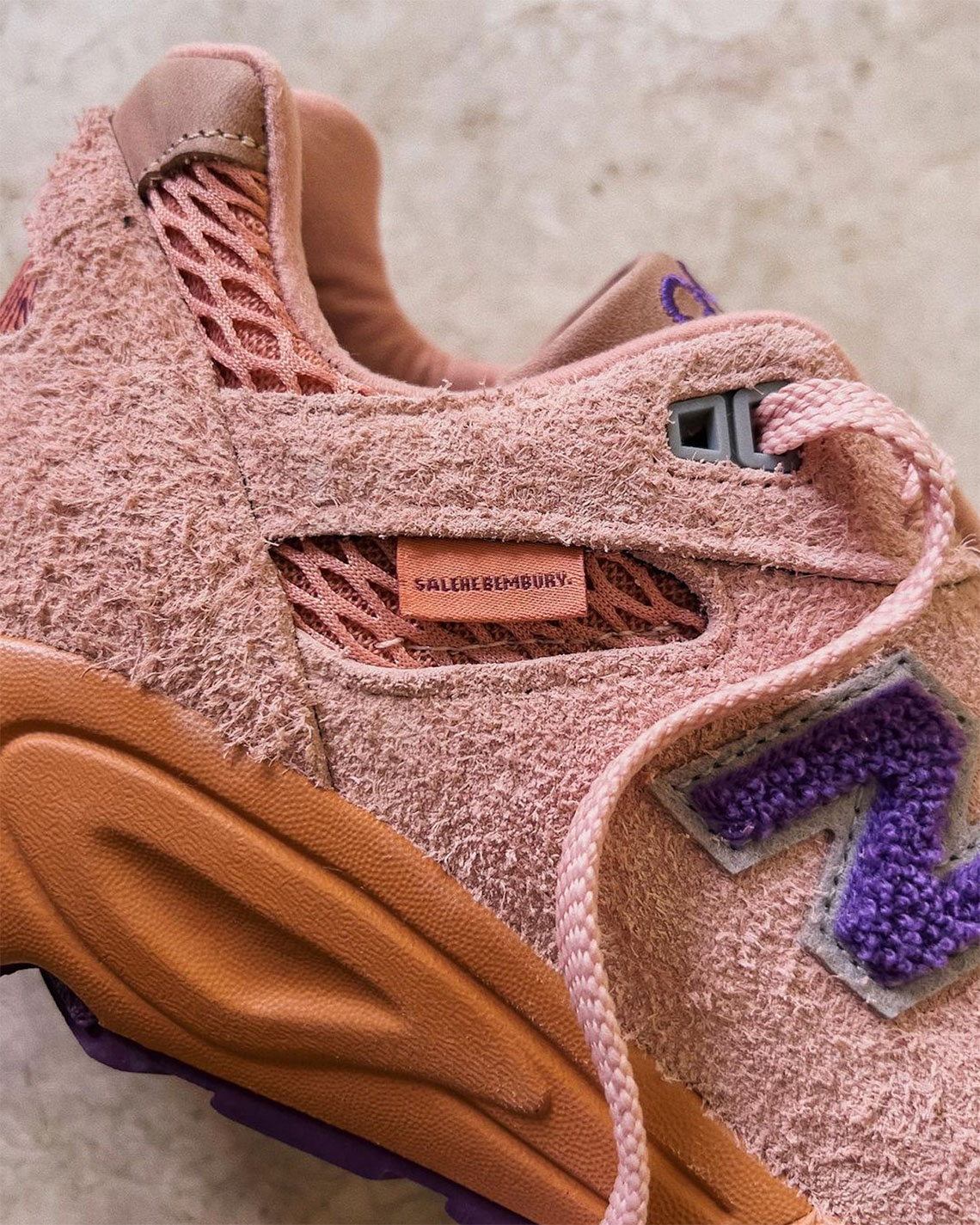 Những hình ảnh chi tiết của mẫu giày sneaker Salehe Bembury x New Balance 990v2 - 8