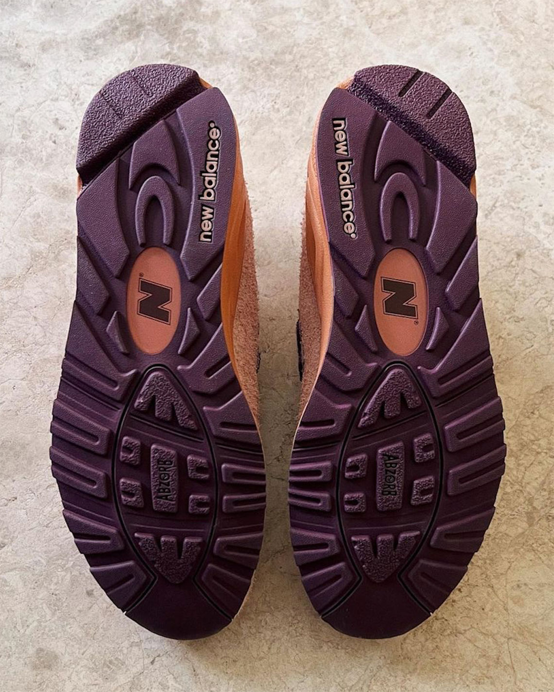 Những hình ảnh chi tiết của mẫu giày sneaker Salehe Bembury x New Balance 990v2 - 9