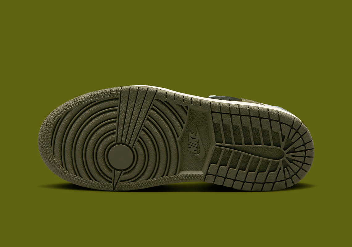 Những hình ảnh chính thức của Travis Scott x Air Jordan 1 Low OG Olive (PS/TD) - 7